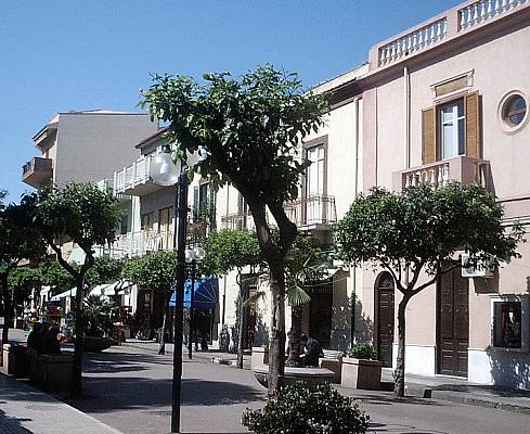 Isola pedonale ( da Piazza Matteotti)